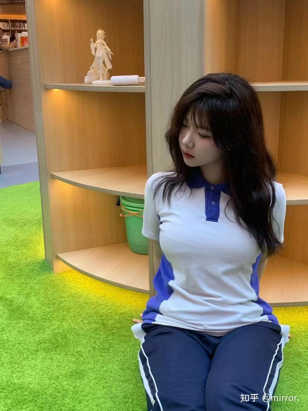 上高中时,因胸部发育被我妈当众责骂,并扬言让我去做切除手术