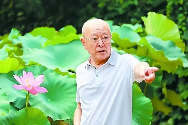 老艺术家王铁成:54年如一日,会一直照顾智障儿子直至终老