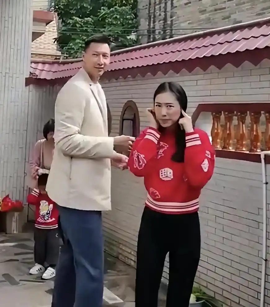回顾易建联:娶了巴西足球宝贝荆灵为妻,婚后连生两娃,妻儿如今定居