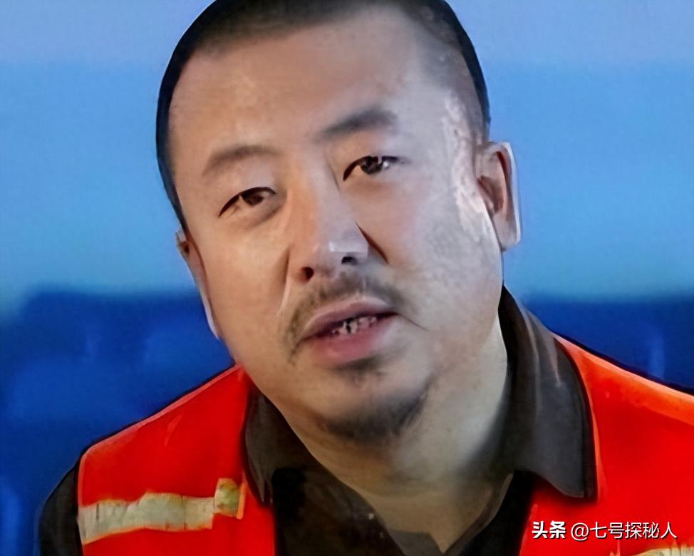 戏里供出孙红雷,戏外是潜逃犯:《潜伏》"盛乡" 的演技,骗了观众 13 年