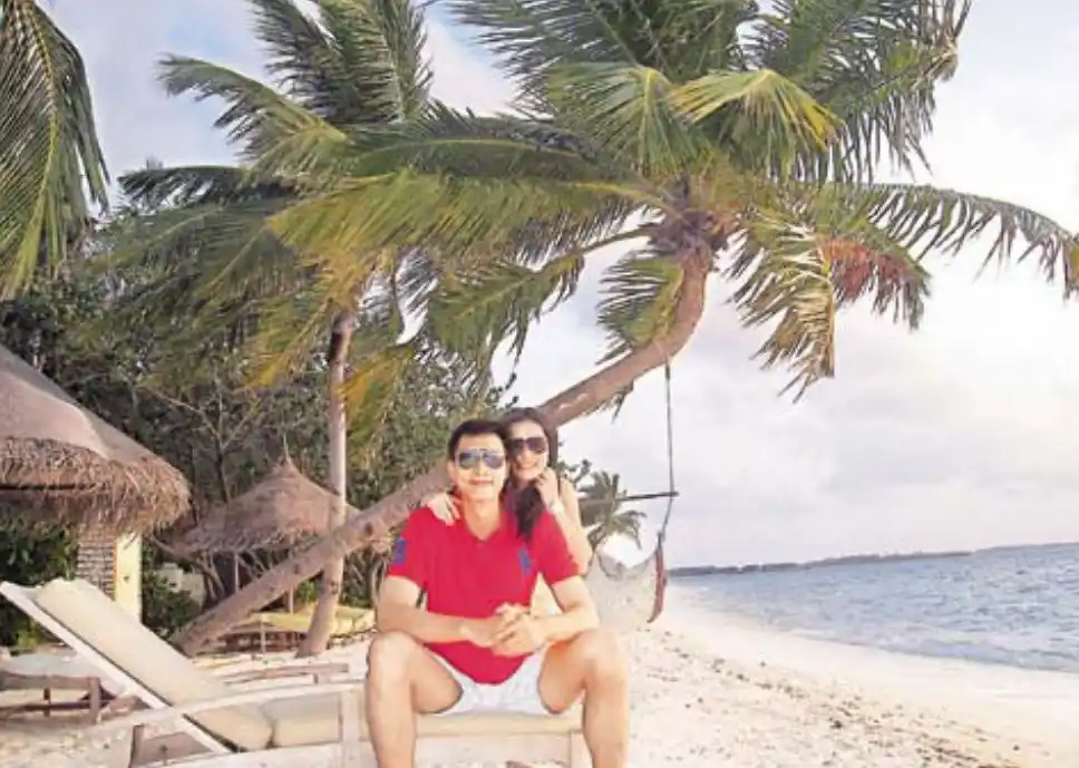 回顾易建联:娶了巴西足球宝贝荆灵为妻,婚后连生两娃,妻儿如今定居