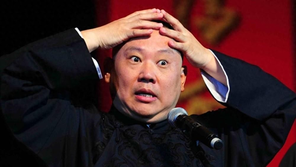 初期在小剧场艰苦演出,观众稀少,但郭德纲坚持挖掘整理传统段子,为