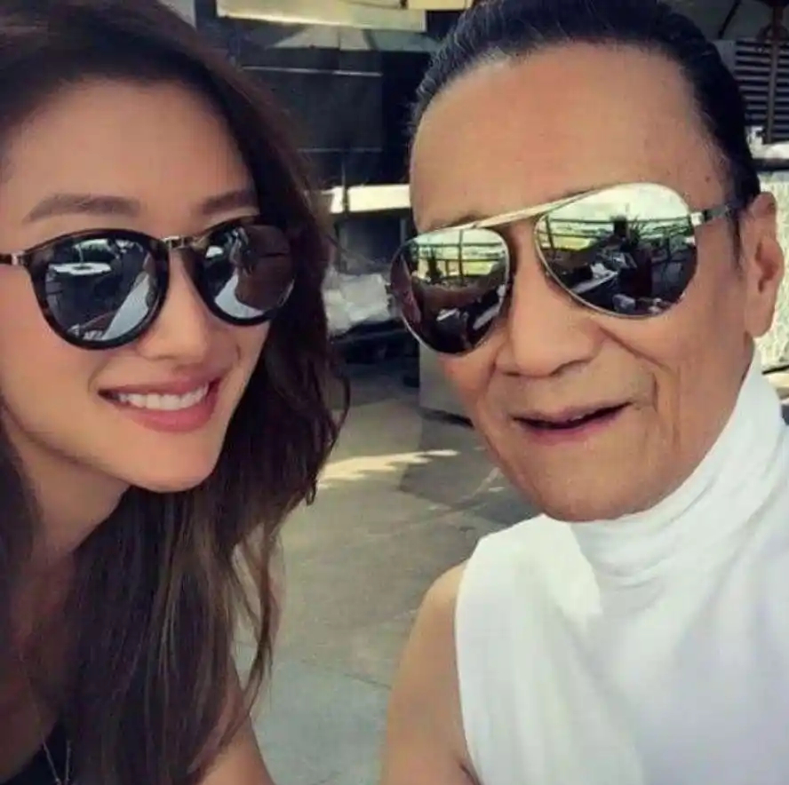 谢婷婷:父亲谢贤,哥哥谢霆锋,1年换7个男友,37岁未婚生女