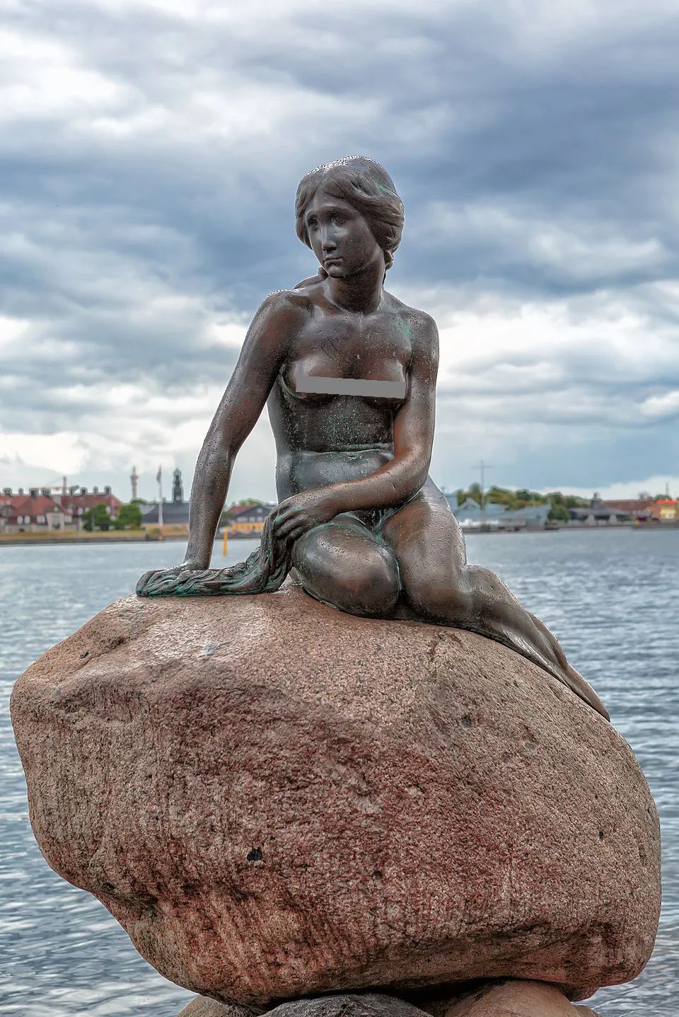 因为胸太大,丹麦美人鱼雕像被拆!