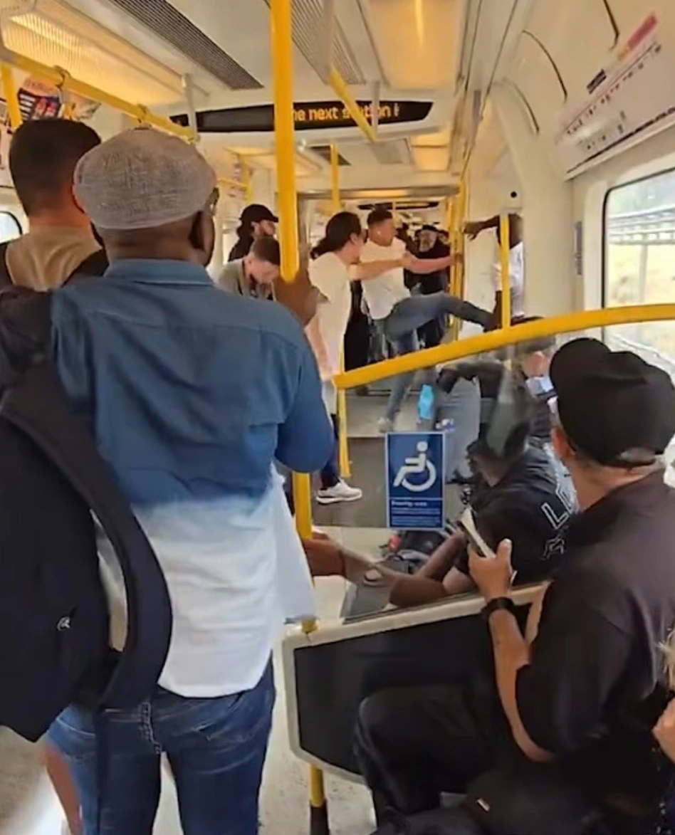 伦敦地铁惊魂:男子袭脱裤乘客被查,引发"见义勇为"争议