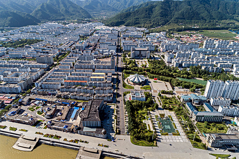 集安地处吉林省东南部,是通化市下辖的县级市,与朝鲜仅一江之隔,有长