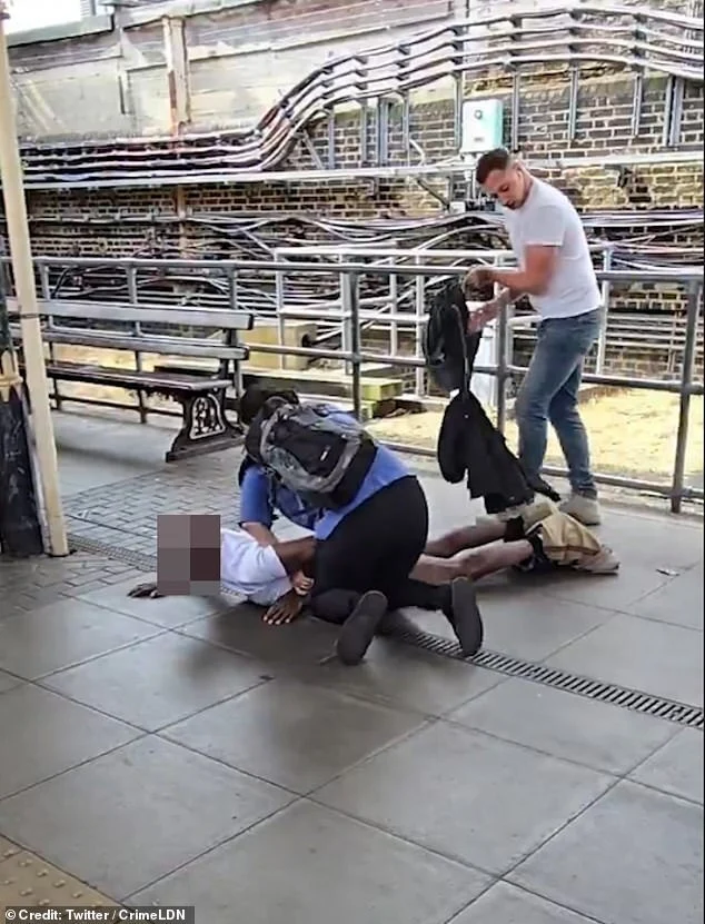 伦敦地铁惊魂:男子袭脱裤乘客被查,引发"见义勇为"争议