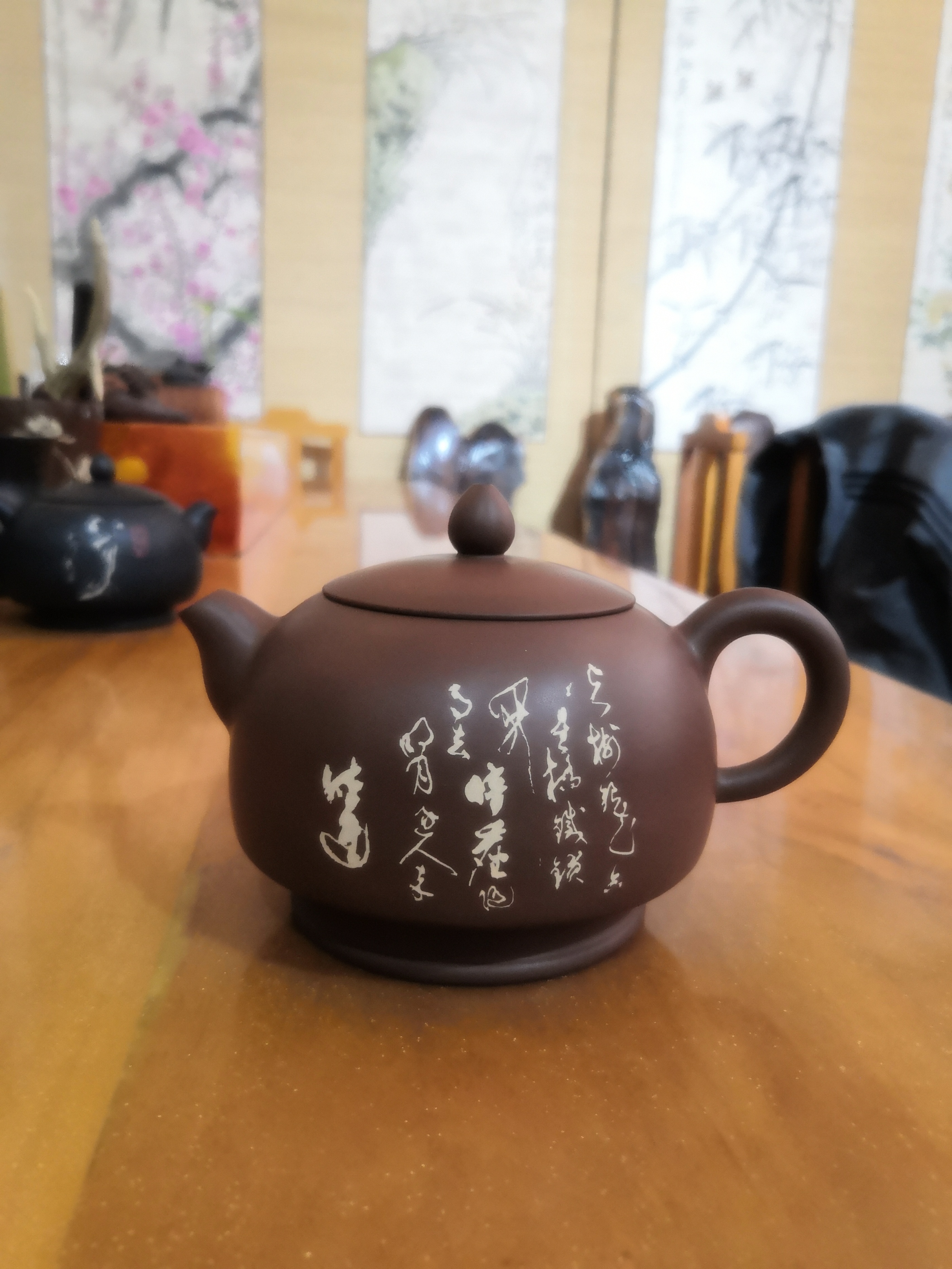 新壶到手先以山泉水浸泡三日让陶土毛孔充分舒展期间每日换水洗去