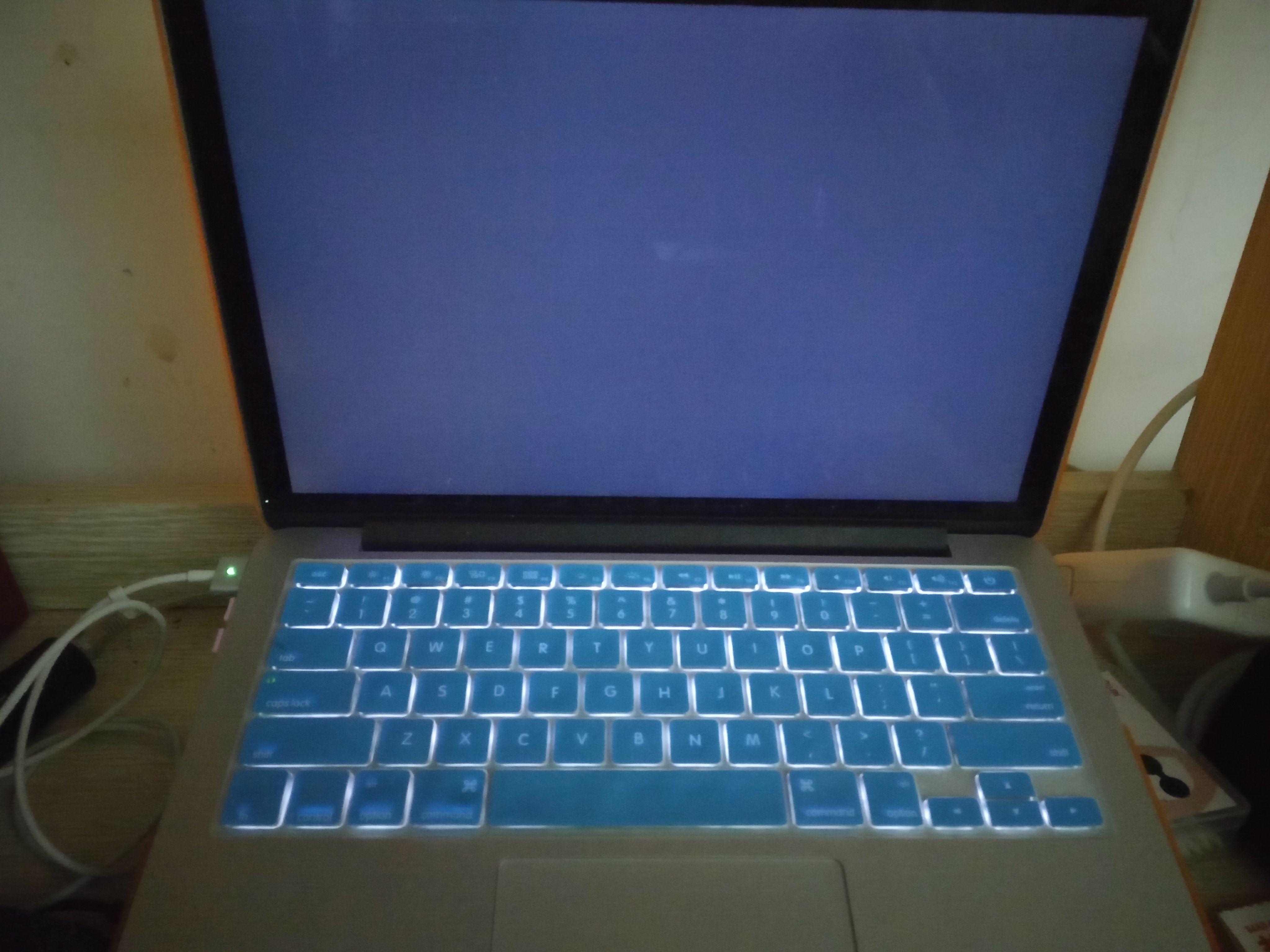 笔记本电源键亮但黑屏，笔记本电源键亮但黑屏捅电池复位就好了