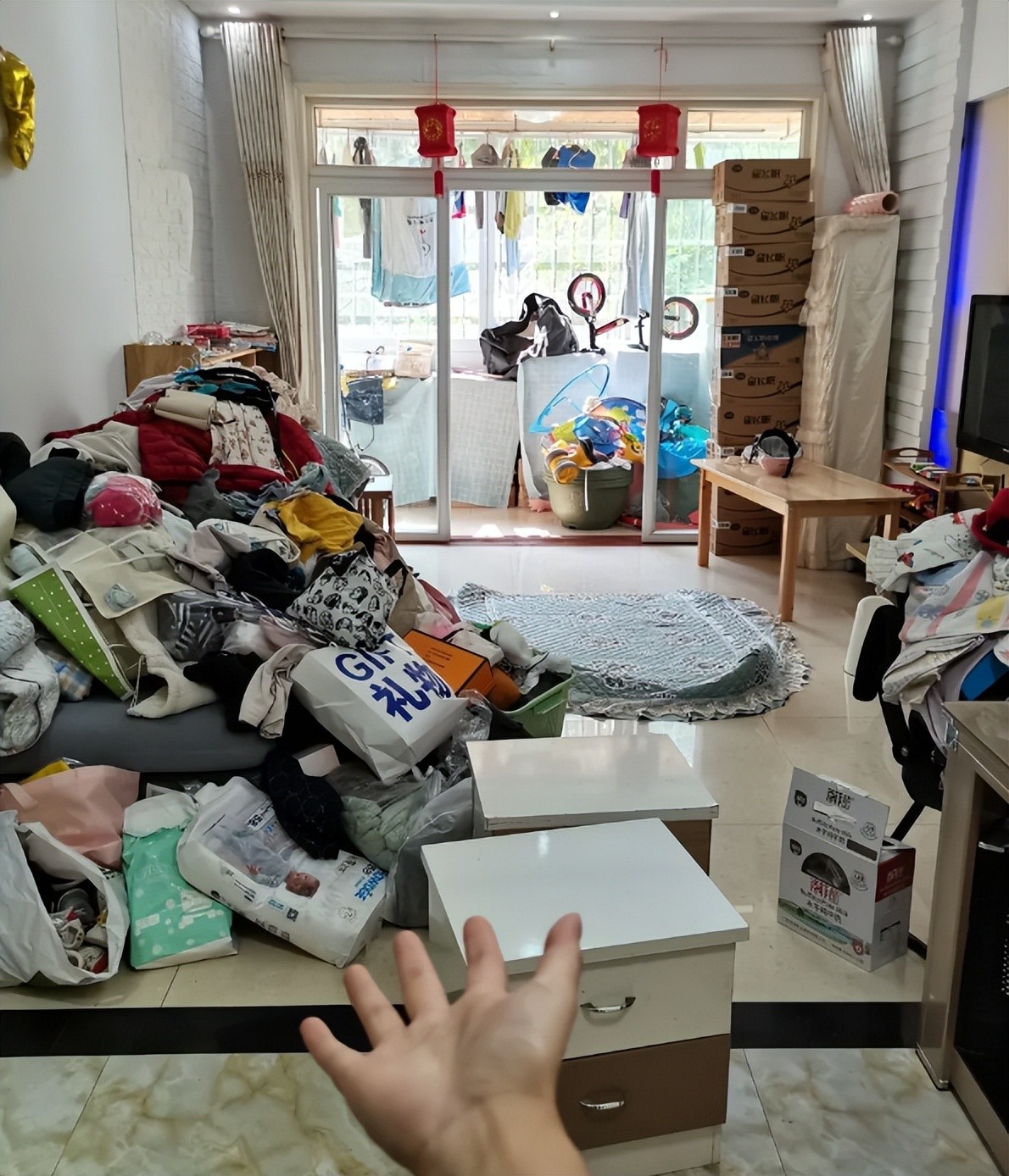 不少人家刚搬进去看着挺敞亮,结果住了没几个月,到处堆满东西,乱糟糟