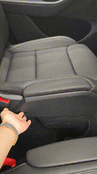 特斯拉Model Y L突然上市！抢先到店体验：第三排体验太差了-有驾
