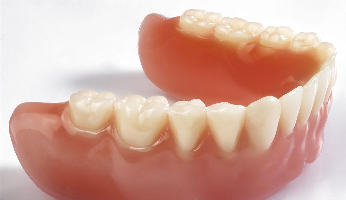  假牙都藏在什么细菌里(假牙应该泡在什么水里)