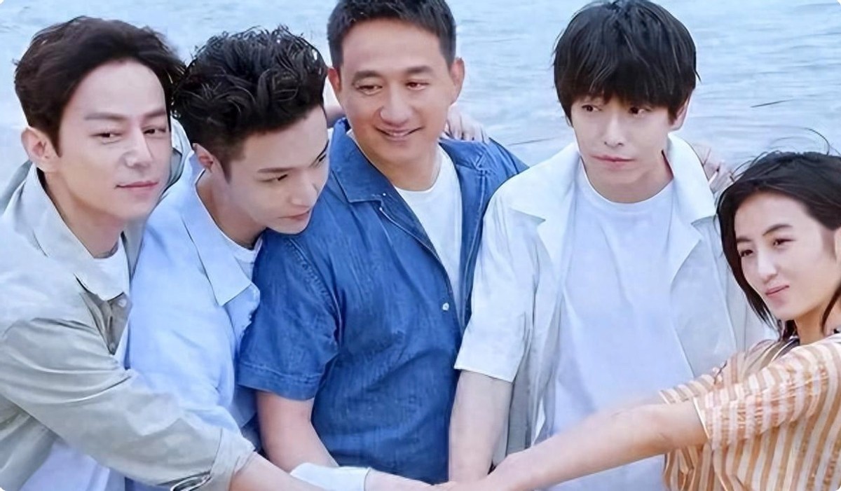 《向往8》路透,彭昱畅瘦了,张艺兴帅了,张子枫美翻,何炅年轻