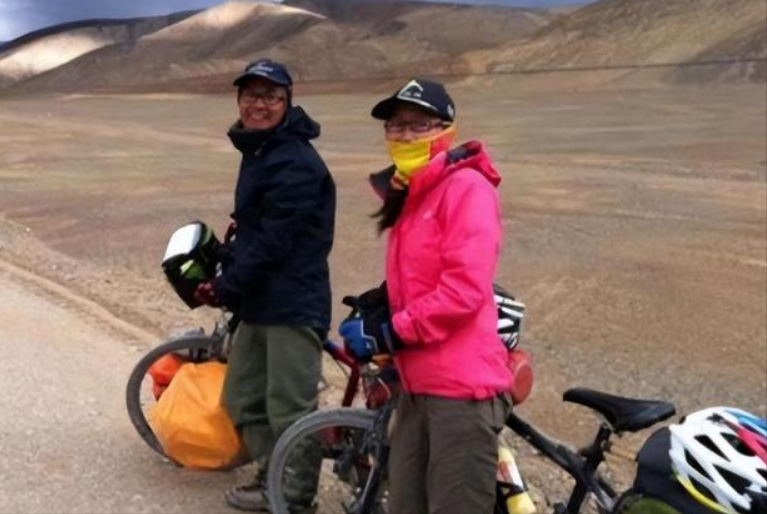 2015年,在美国,发生了一起严重车祸.年轻夫妻王思和舒炜,在一个纶口