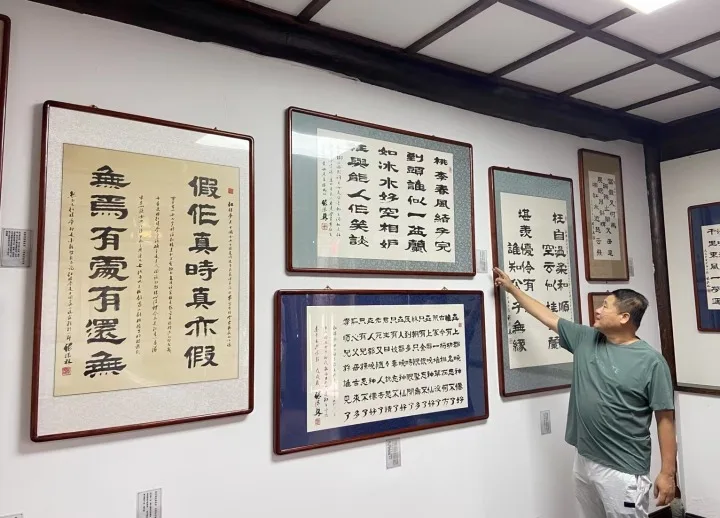 展出作品由原北京电视台著名主持人余声与其先生著名书法家张德林慷慨