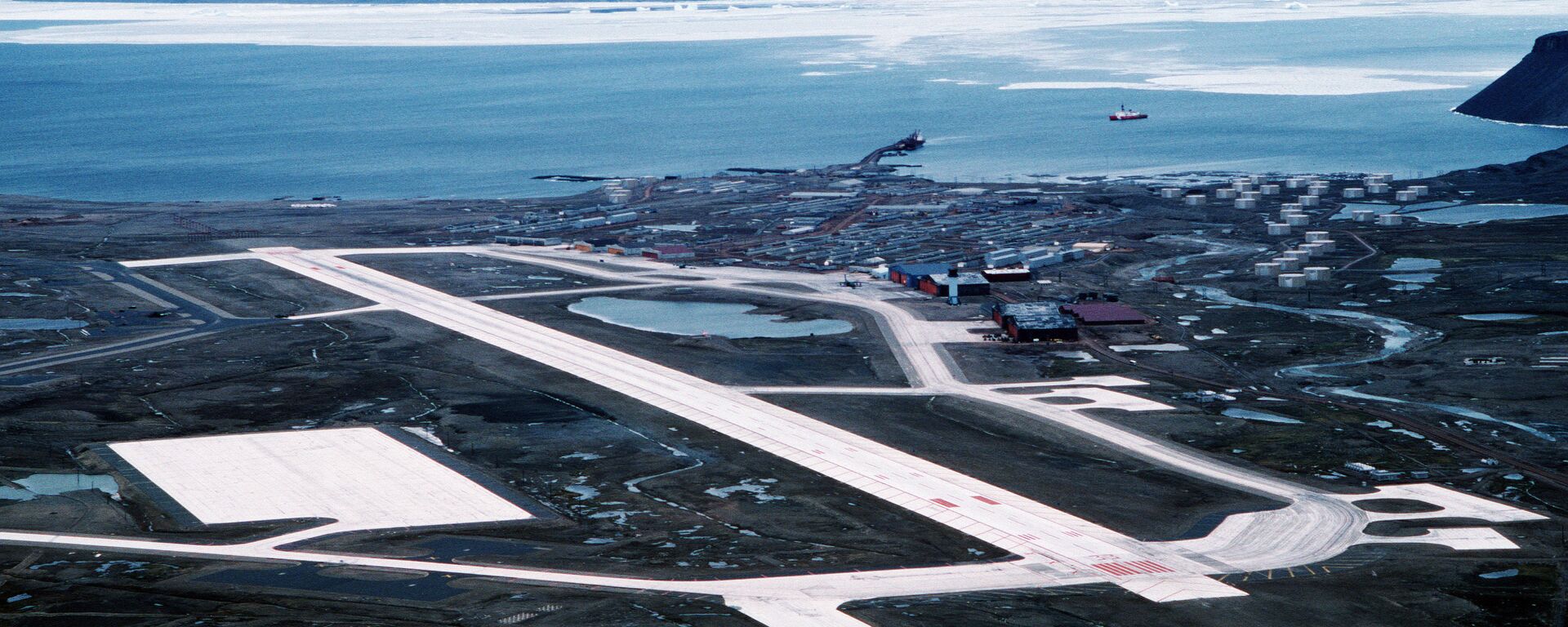 末日飞机降落格陵兰岛,2000名美军整装待发,这块冰岛有何秘密