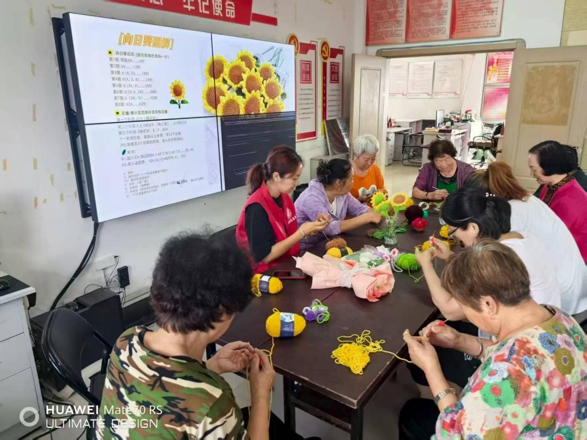 针情织意过七夕浑河站西街道浑铁社区七夕手工钩织活动