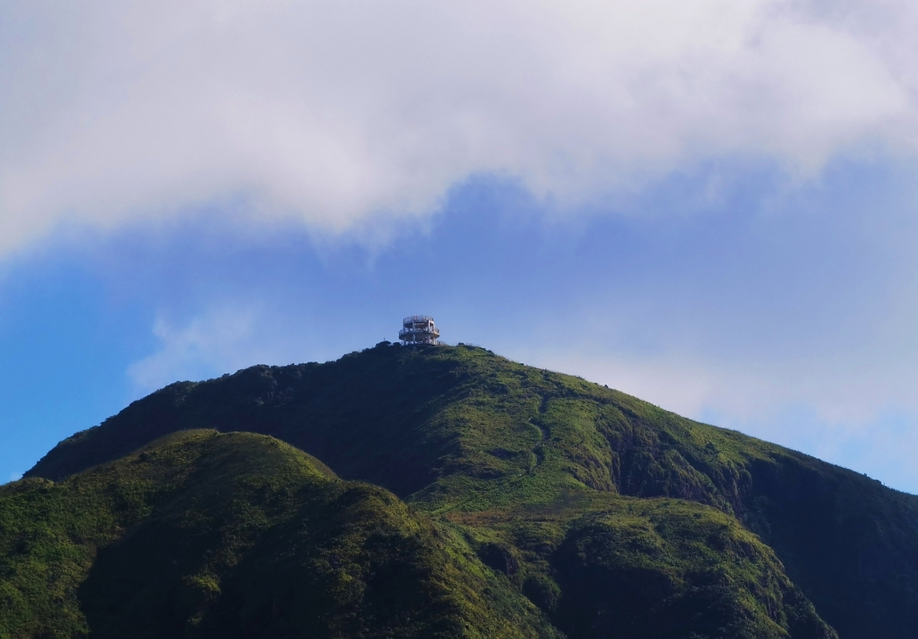 5米,位于梅州市丰顺县北部,比东岳泰山还高,是"粤东屋脊".