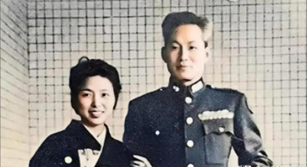 1985年孙立人与妻张晶英,妾张美英的合影,画面温馨