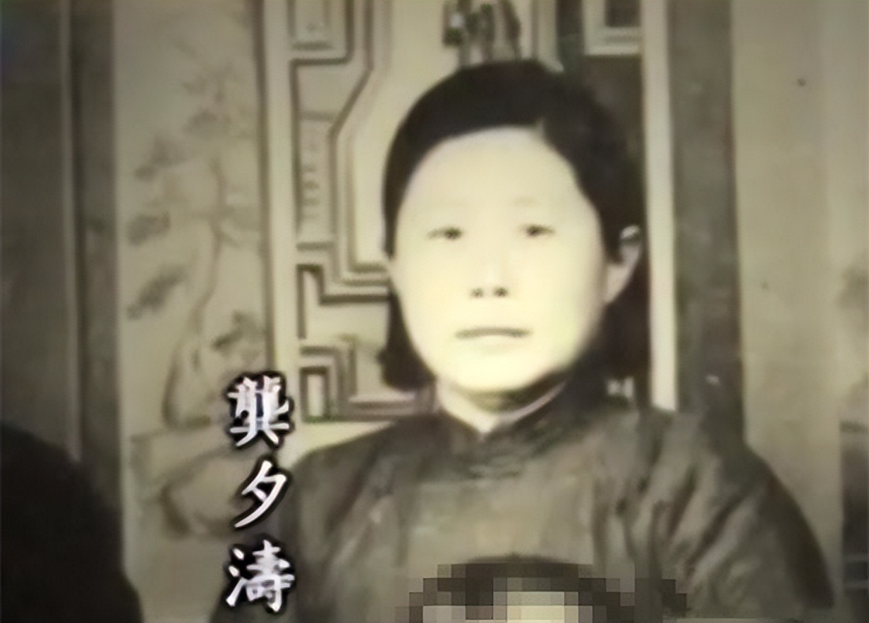 1985年孙立人与妻张晶英,妾张美英的合影,画面温馨