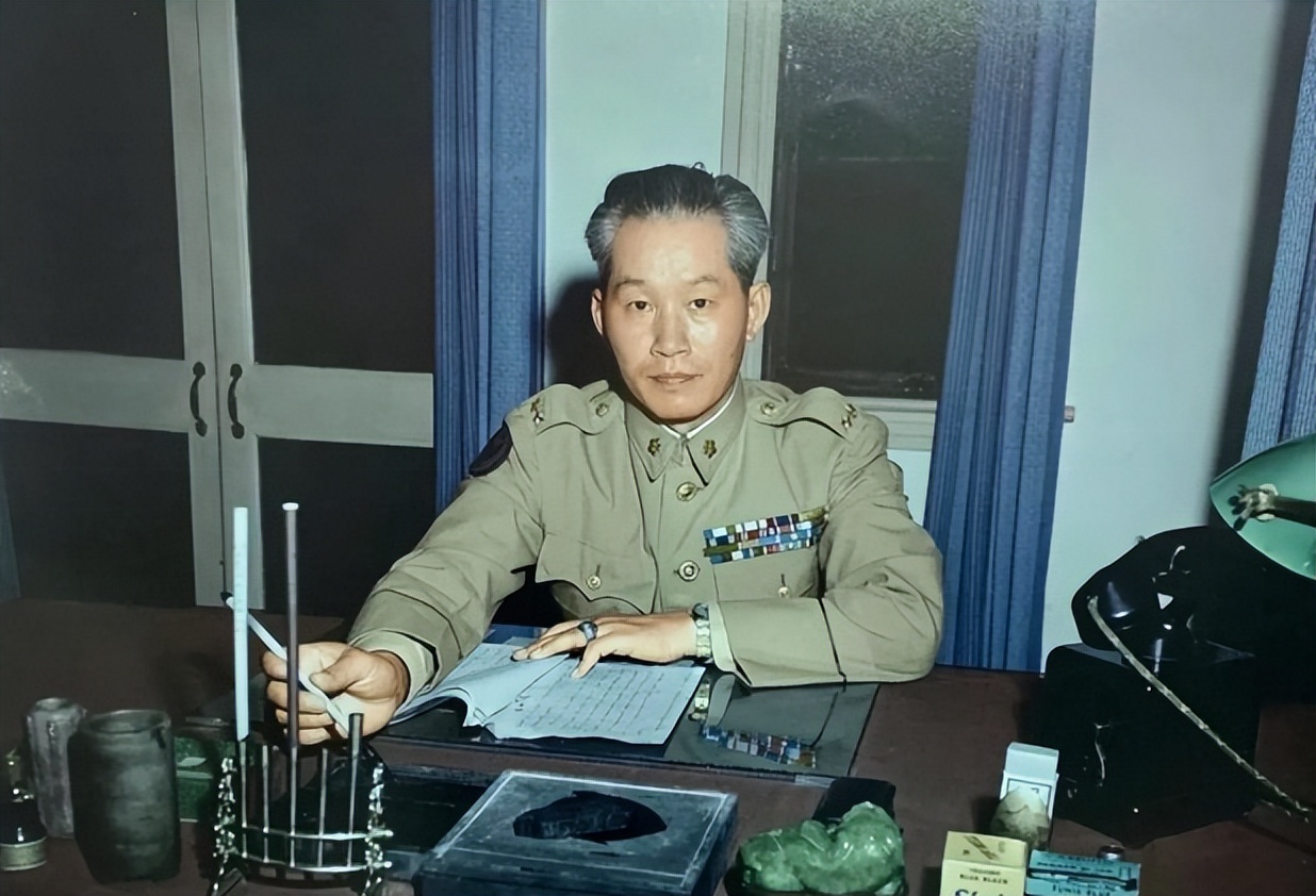 1985年孙立人与妻张晶英,妾张美英的合影,画面温馨