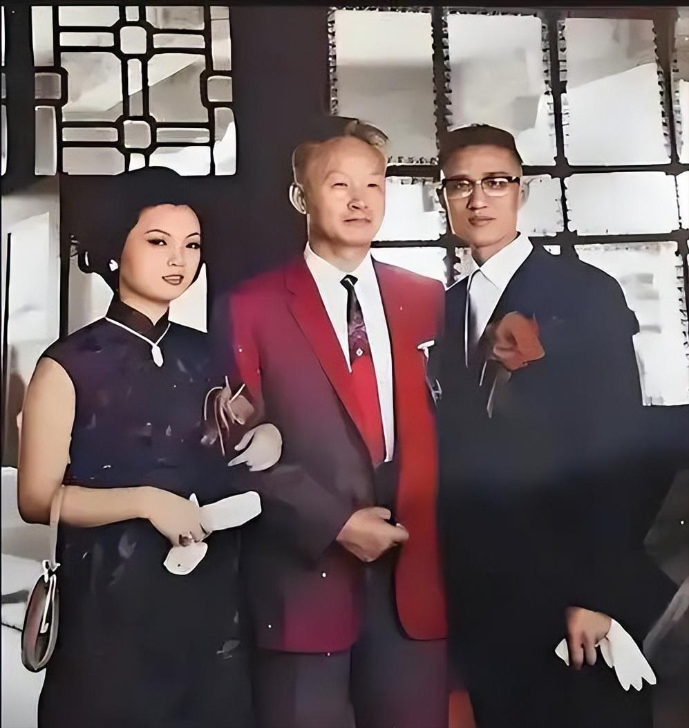 1985 年,孙立人与妻子张晶英,妾室张美英的合影,尽显恩爱氛围