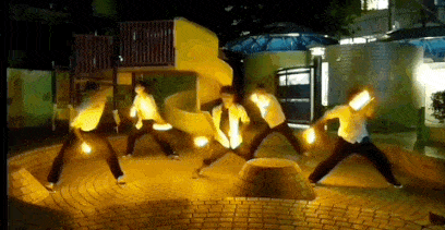 漆黑的夜色里,阿宅们在无人的街头挥舞荧光棒,光影在快速甩动中拖出一