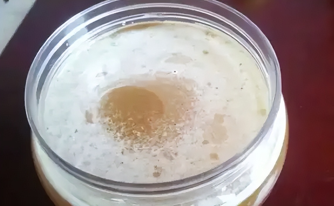 蜂蜜放久了有白色固体是什么(蜂蜜时间放久了白色物质是什么)