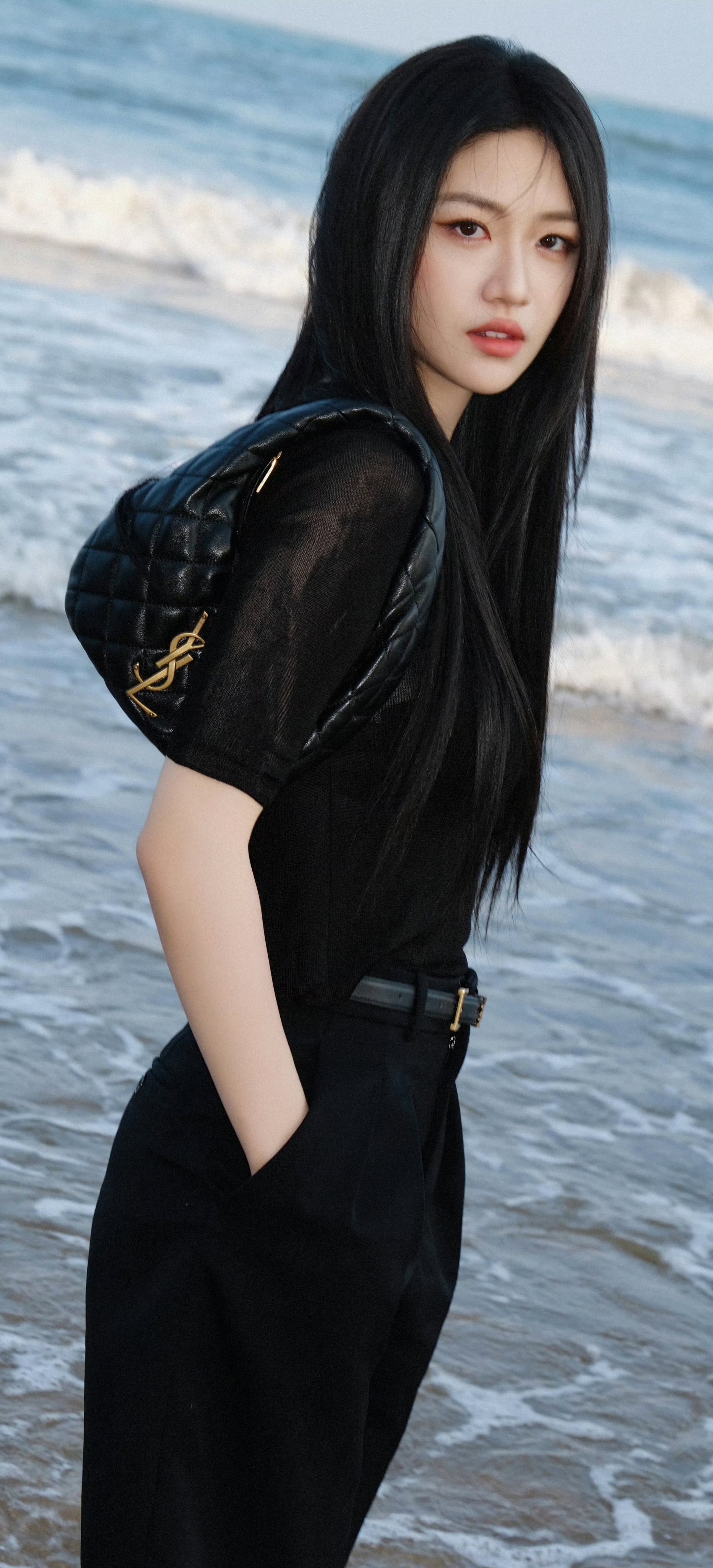 我刷到向涵之的海边美图时,手里的冰西瓜都差点掉地上,这姐也太会拍了