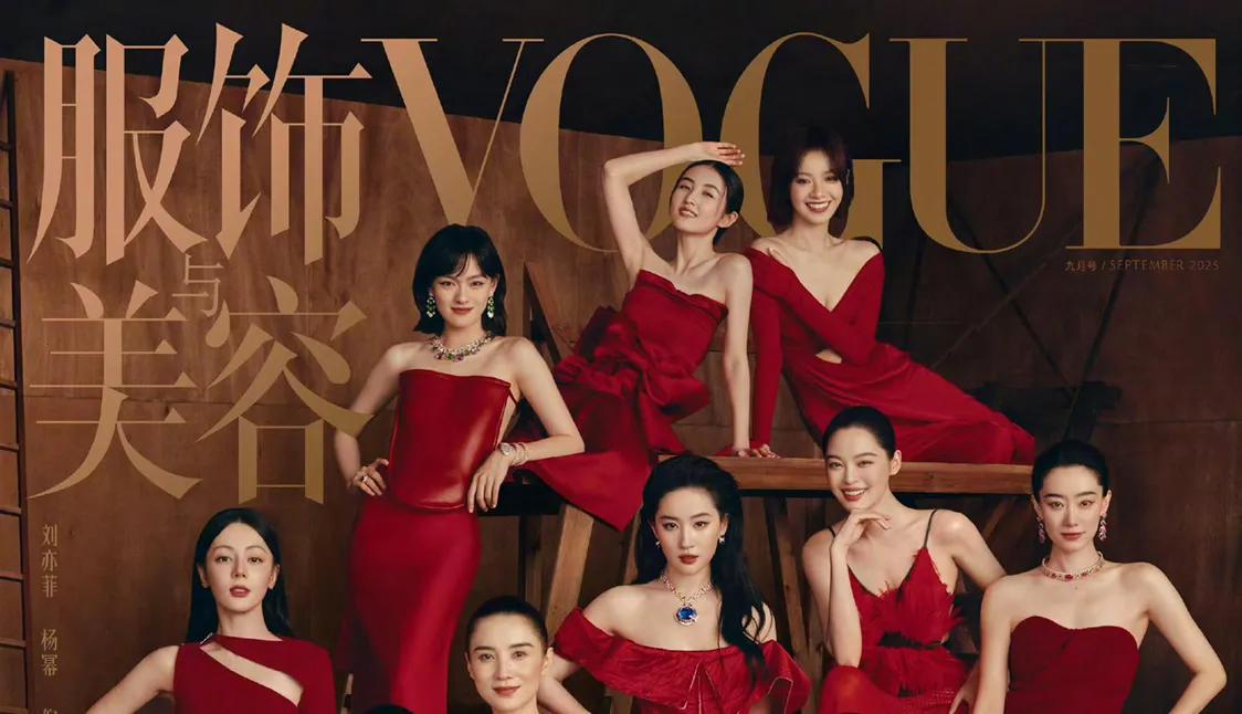 刘亦菲戴蓝宝石项链站c位,杨幂穿金色贵气,迪丽热巴露美腿!