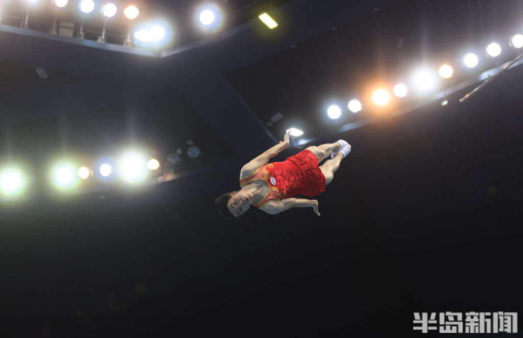 全国蹦床锦标赛青岛开战 奥运冠军朱雪莹等320名选手腾空对决
