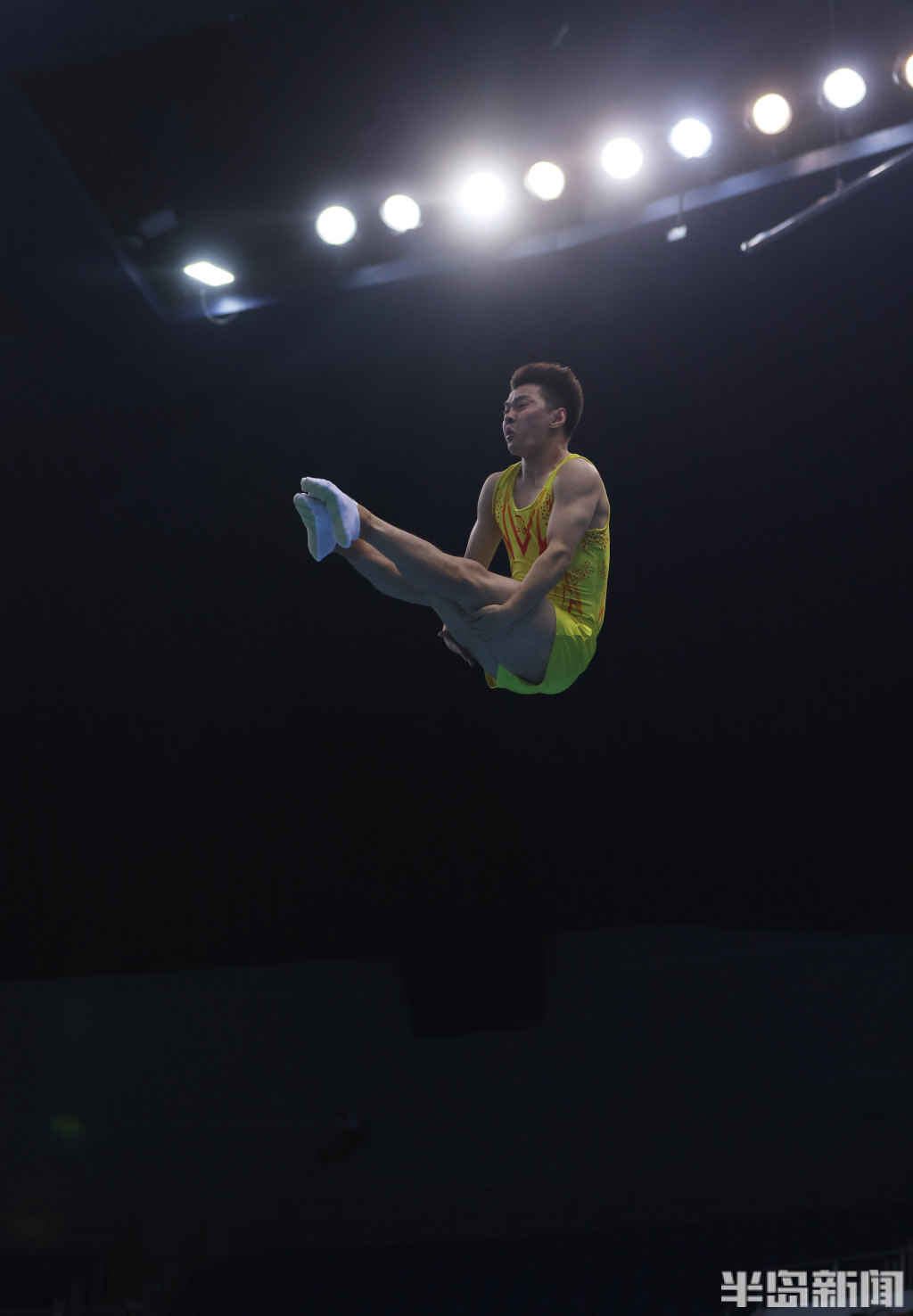 全国蹦床锦标赛青岛开战 奥运冠军朱雪莹等320名选手腾空对决