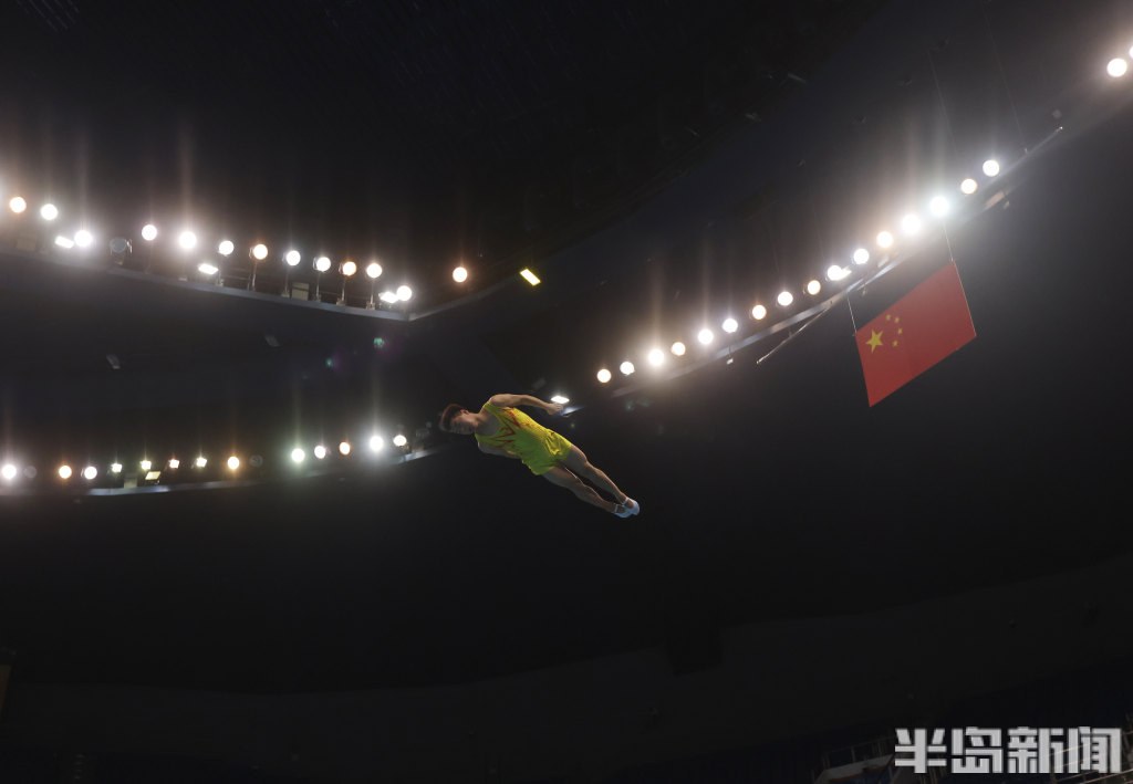 全国蹦床锦标赛青岛开战 奥运冠军朱雪莹等320名选手腾空对决
