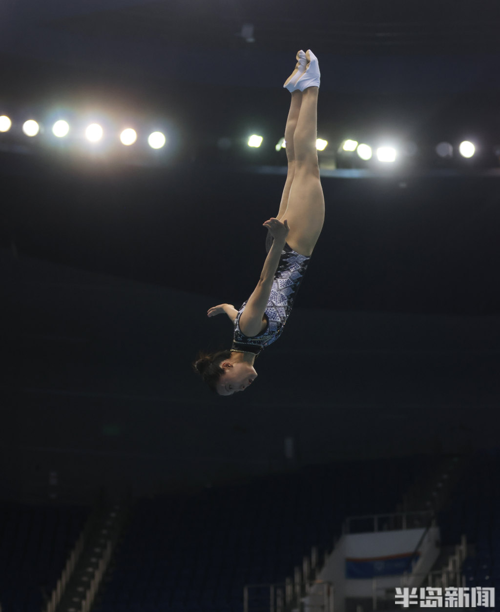 全国蹦床锦标赛青岛开战 奥运冠军朱雪莹等320名选手腾空对决