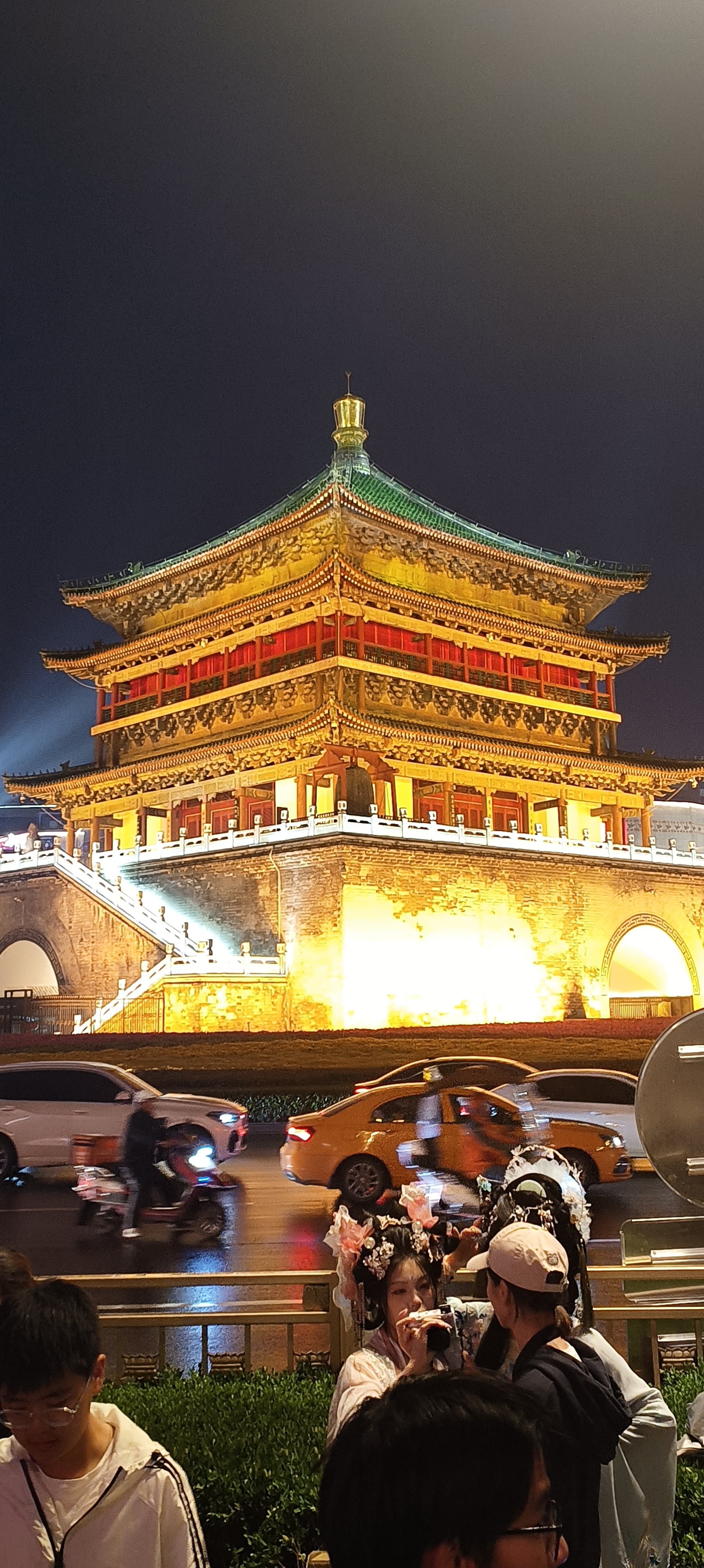 夜幕降临,华灯初上,赏钟楼夜景,体验古都繁华.高铁之旅