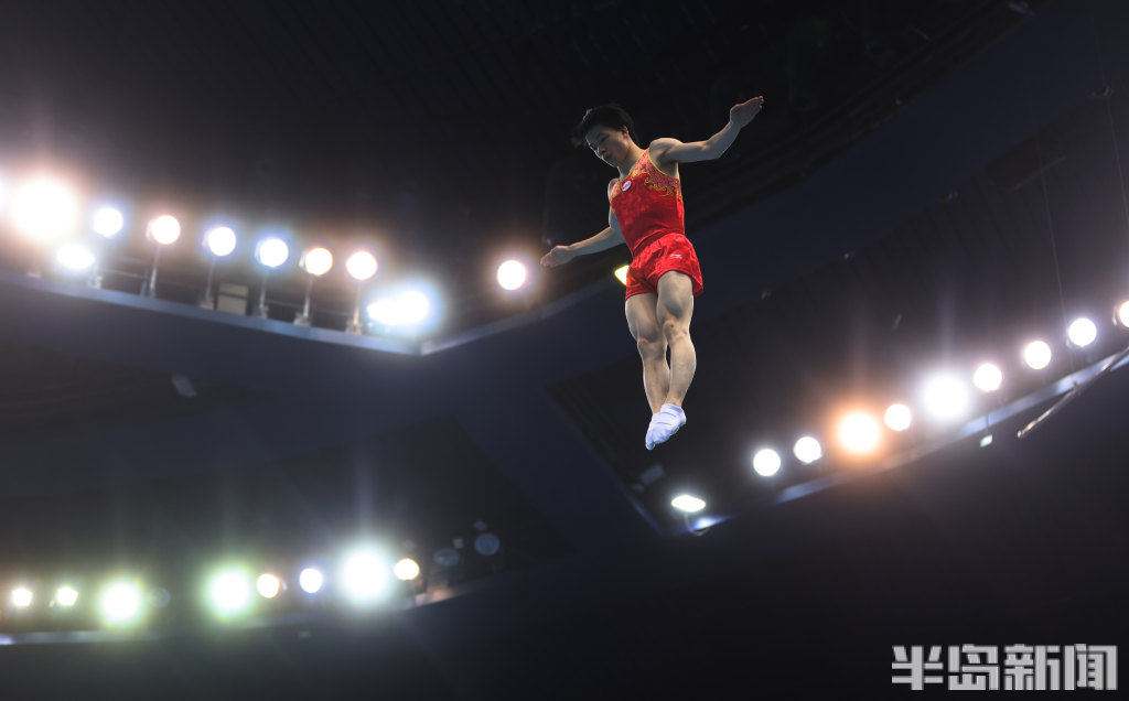 全国蹦床锦标赛青岛开战 奥运冠军朱雪莹等320名选手腾空对决