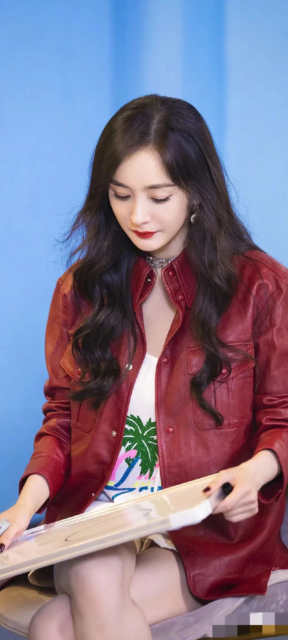 杨幂红色皮衣配下衣失踪搭高跟鞋,把酷飒和性感平衡得刚好