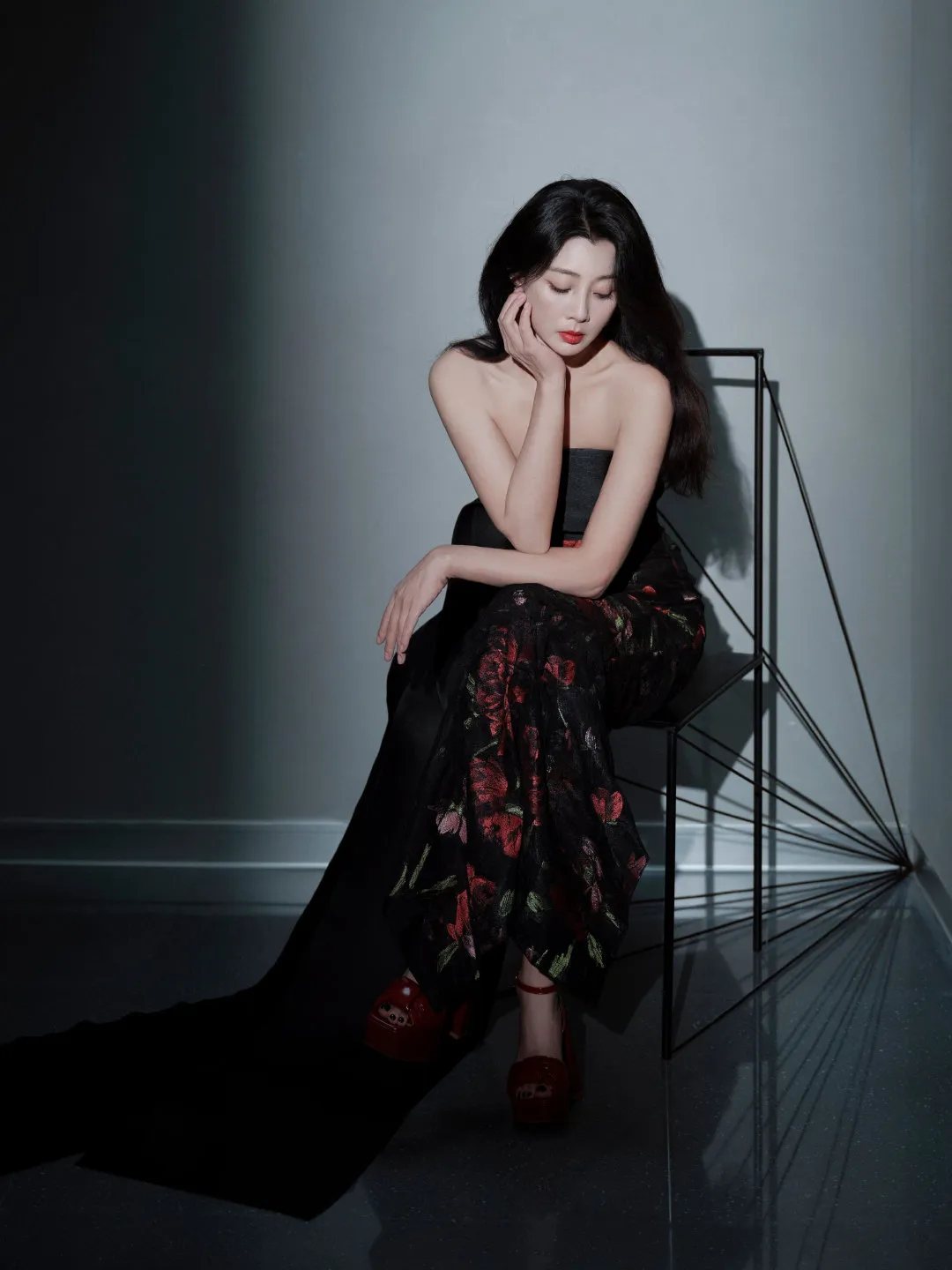 明星高清壁纸!殷桃的性感 美腿御姐黑丝变装风情秀#明星绯闻