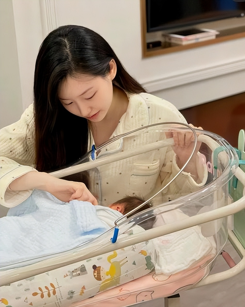 母亲瞒着我偷偷生了二胎,我跑去医院看望,推开门却愣住:未婚夫正抱着