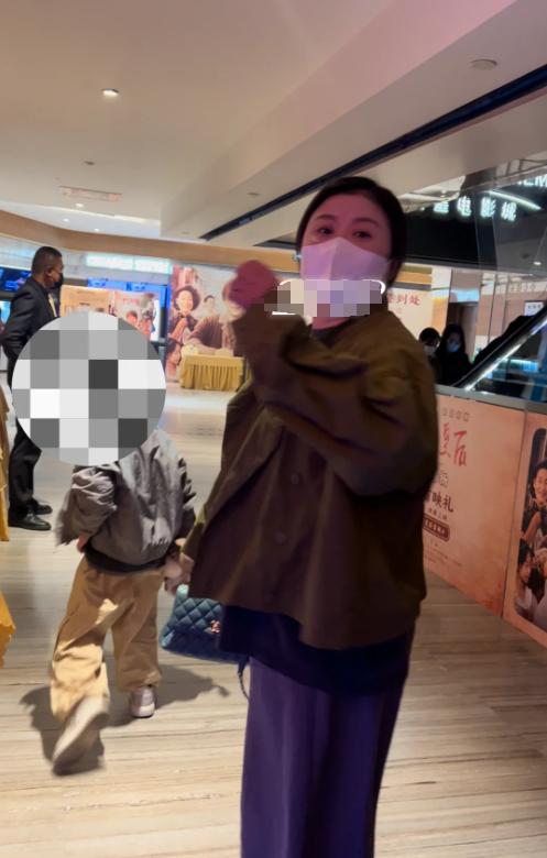 沈腾二胎来了?王琦腹部明显隆起,目测胖到200斤,两儿子都圆了