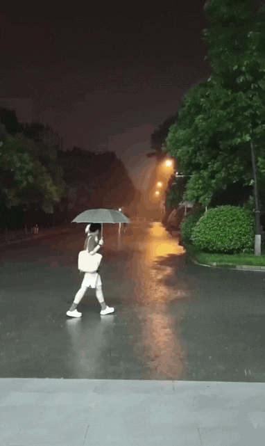 打伞的同学:刚刚