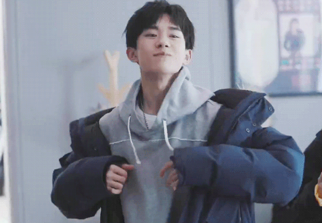 易烊千玺时隔8年后开直播,全程冷着脸堆叠小石头,他怎么了?