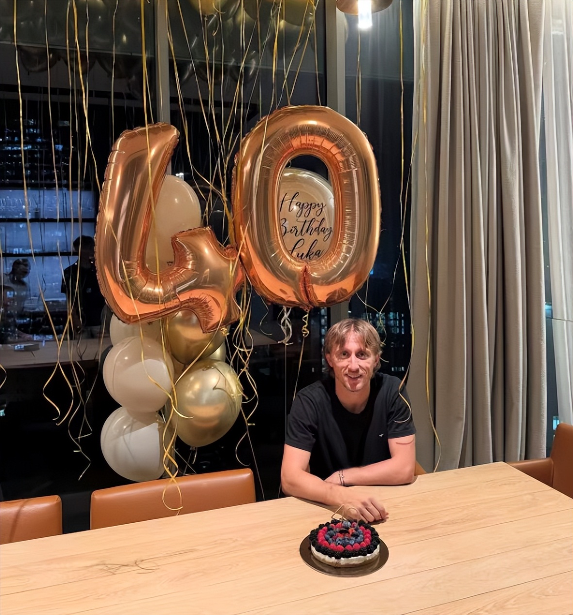 莫德里奇40岁生日仍保持巨星水准一家五口颜值高与妻子恩爱