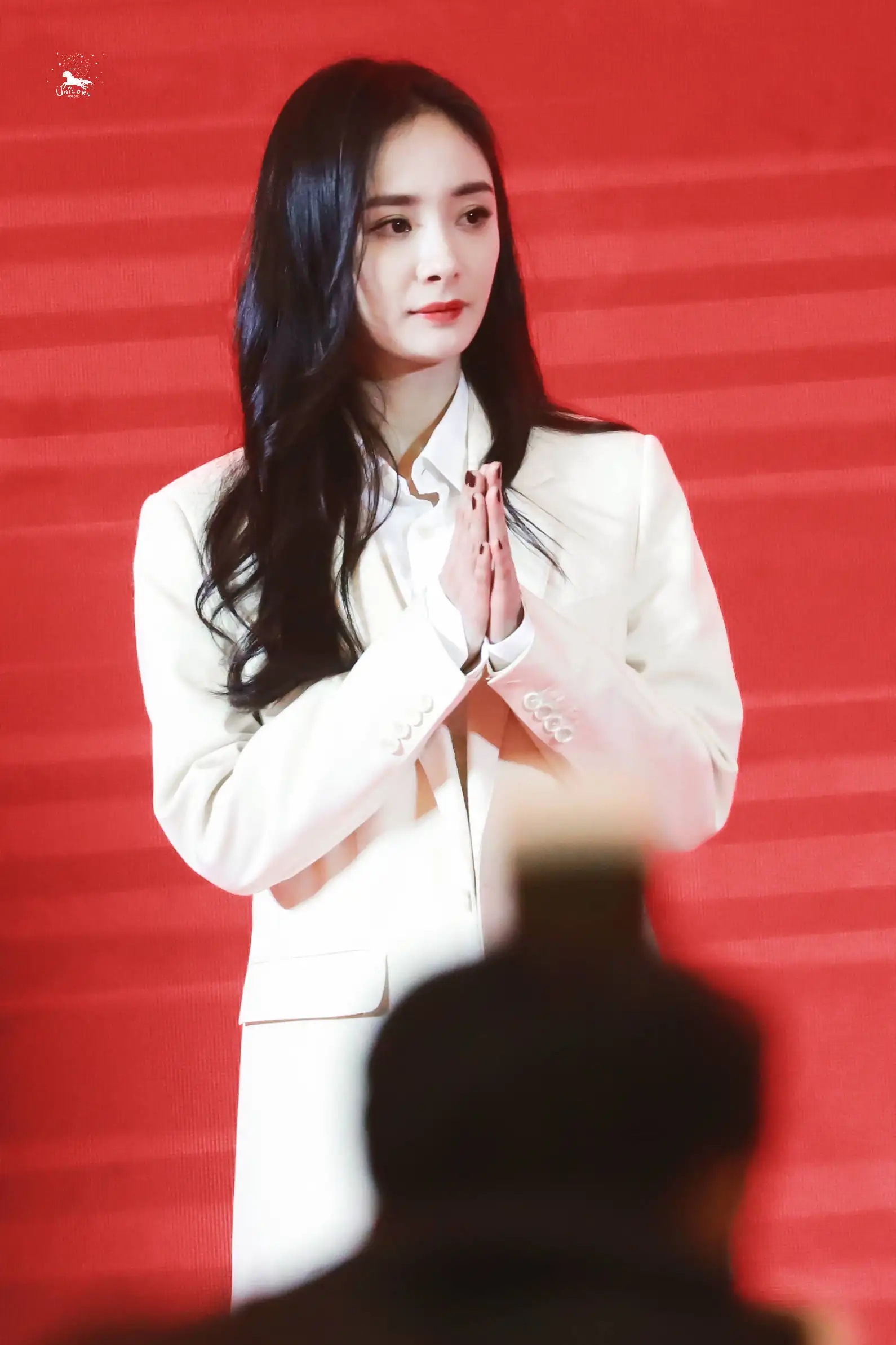 作为嘉行创始股东,杨幂曾为公司签下 3 亿对赌