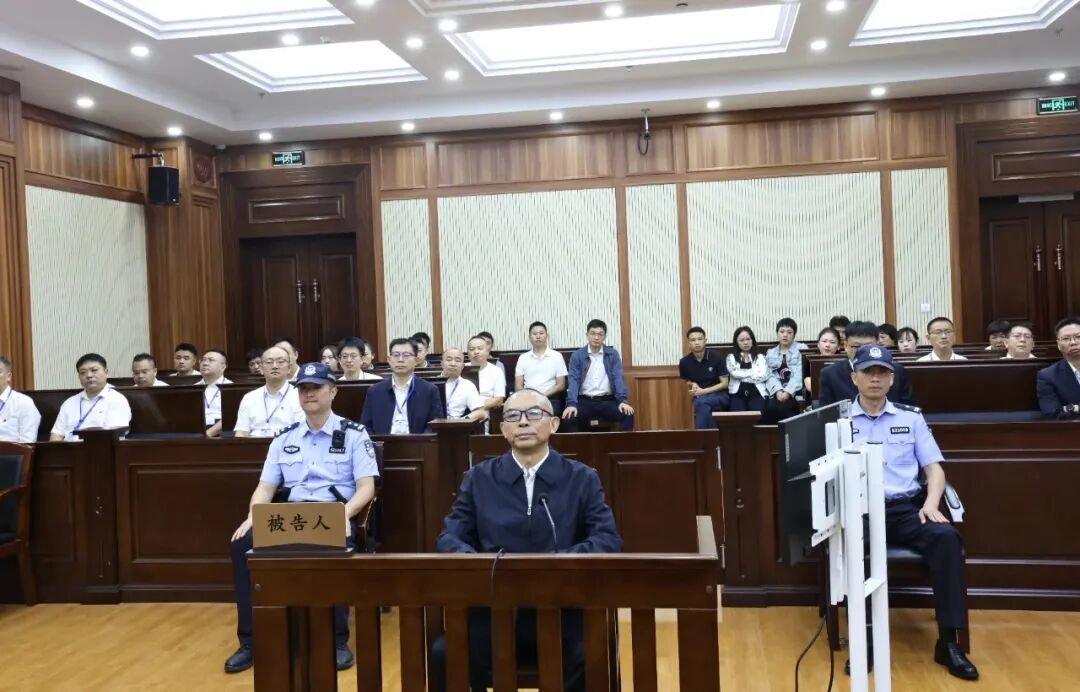 在县委书记,常务副市长,市长,市委书记等职上,陈少荣受贿2207万