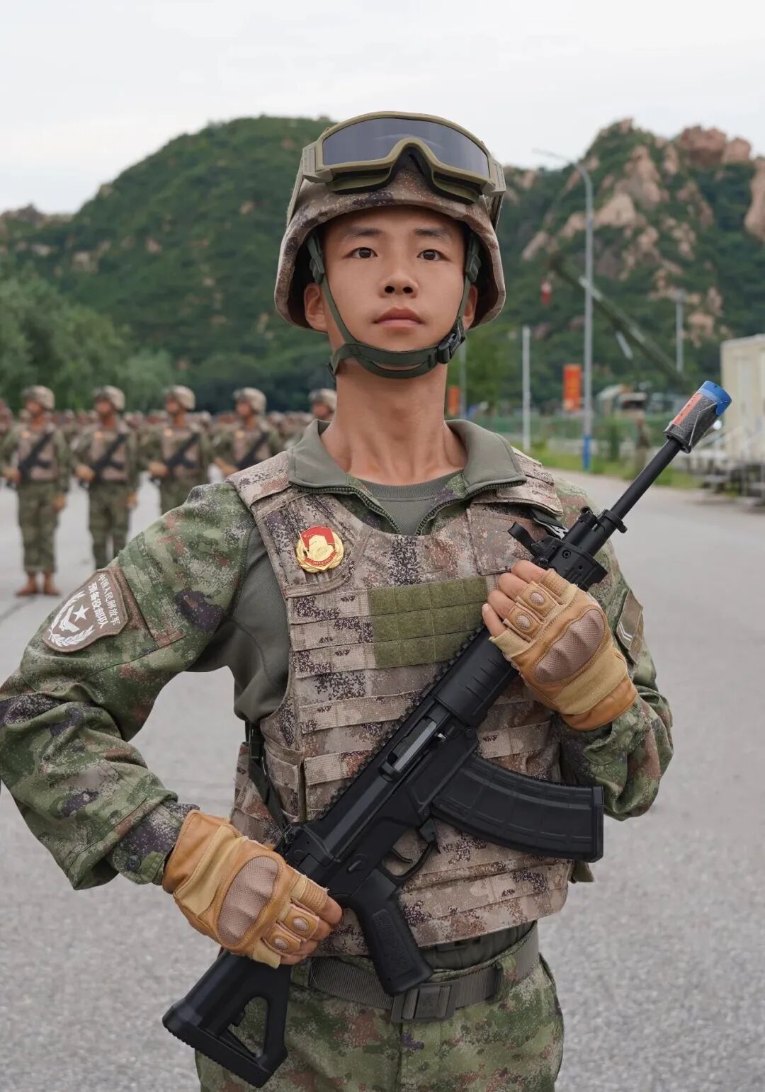 阅兵场上展荣光,三尺讲台育英才