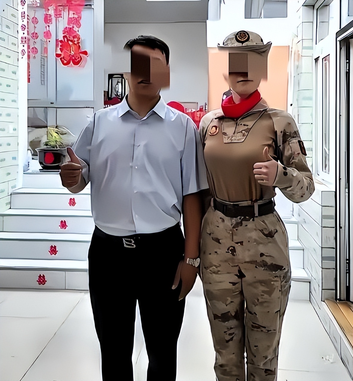 女兵穿受阅军装参加婚礼?网友炸锅争议大荣光还是不当你来评理