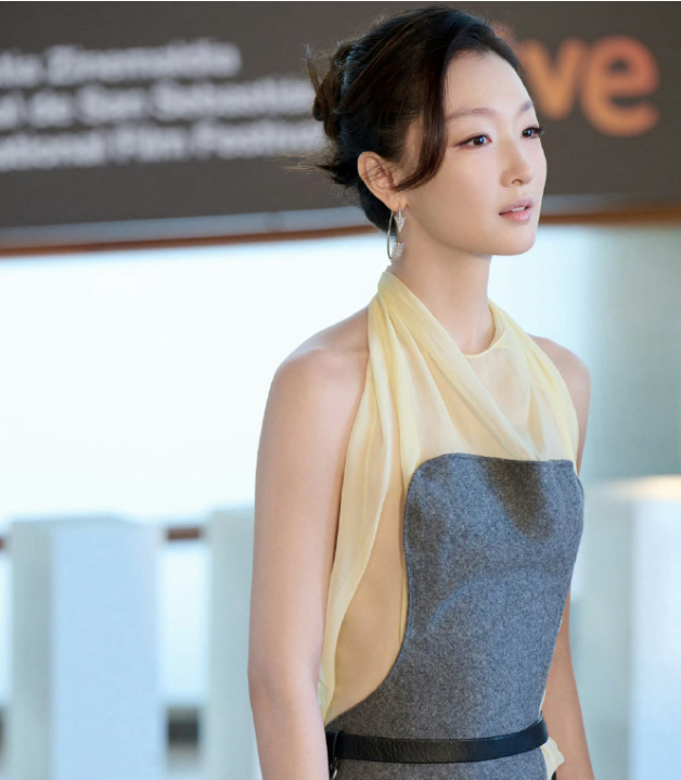 众星打卡米兰时装周:唐嫣关晓彤周冬雨翻车,白鹿鞠婧祎扛住镜头