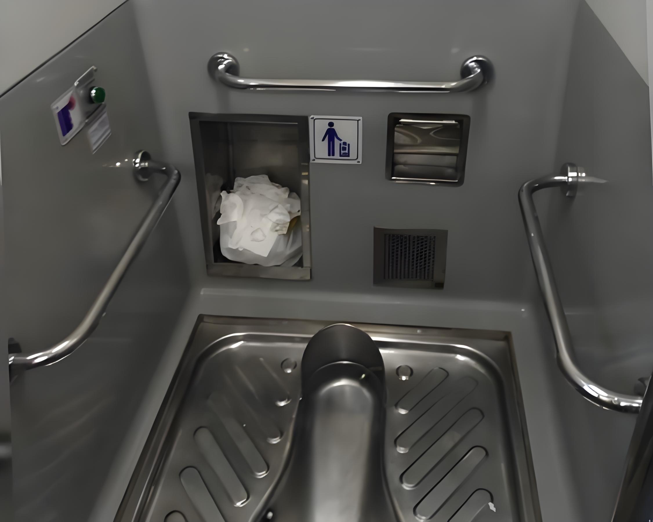 为啥绿皮火车厕所里的屎尿全要排在铁轨上,日积月累这样不会很脏吗?