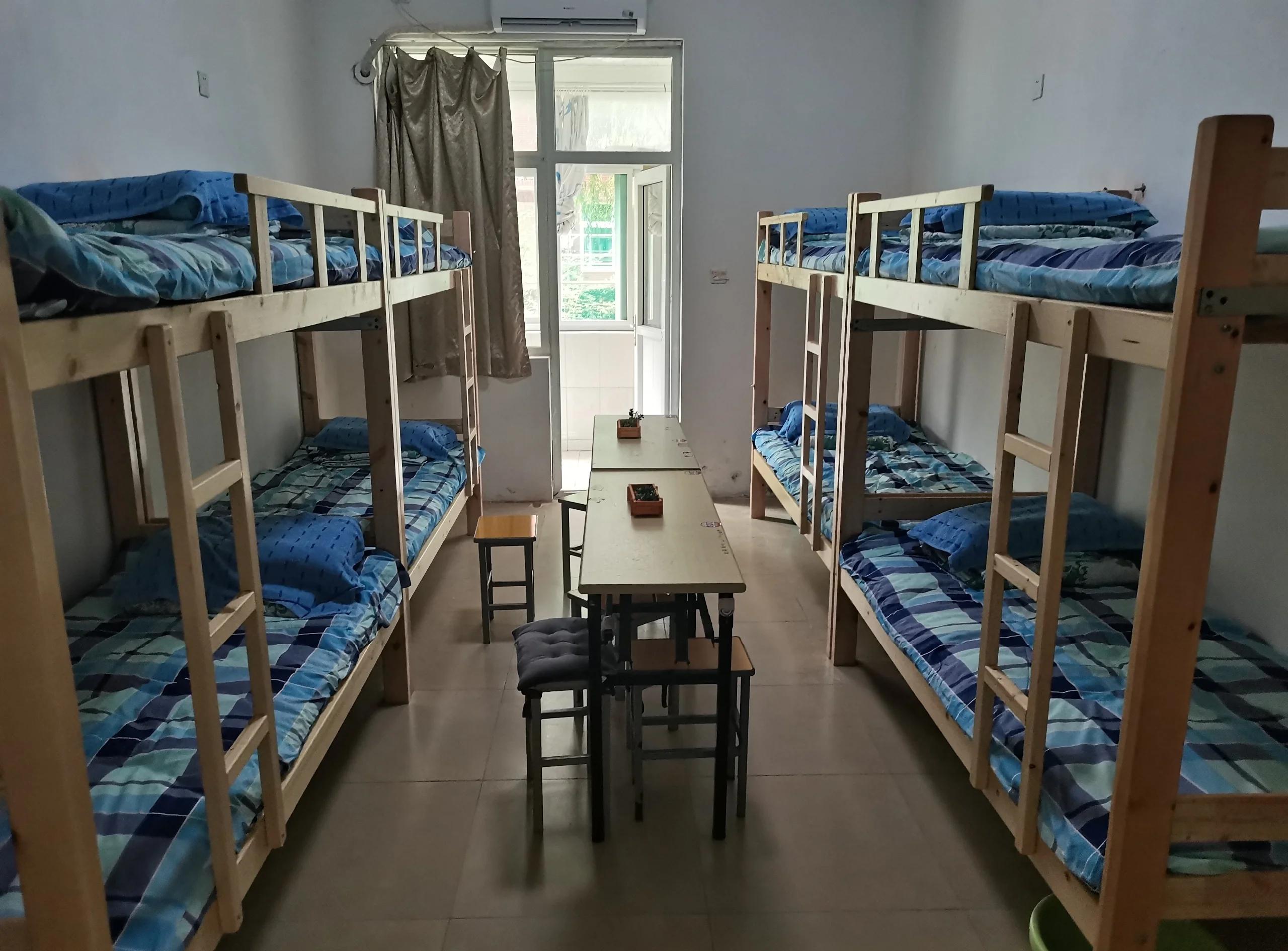 据网友反映及班级群聊天截图显示,该校七年级部分男生宿舍本为8人间